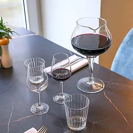 L'esplanade Restaurant Bar A Vin Отель