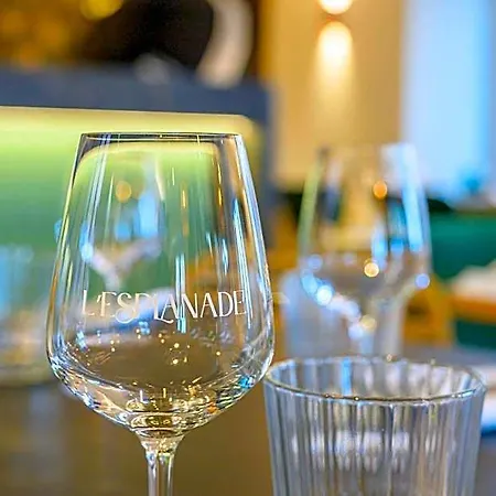 L'esplanade Restaurant Bar A Vin Отель